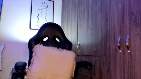Snapshot of holly_29_m chatting on February 20, 9:00 am Mara online show from February 20, 9:00 am