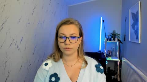 Snapshot of holly_bb95 chatting on September 30, 5:23 pm Holly online show from September 30, 5:23 pm