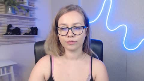 Snapshot of holly_bb95 chatting on March 7, 4:23 am Holly online show from March 7, 4:23 am