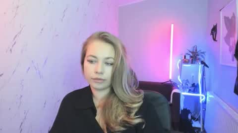 Snapshot of holly_bb95 chatting on October 17, 7:51 pm Holly online show from October 17, 7:51 pm