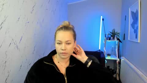 Snapshot of holly_bb95 chatting on October 1, 5:34 pm Holly online show from October 1, 5:34 pm