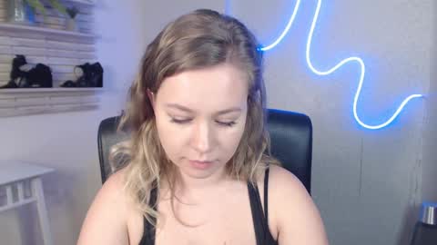 Snapshot of holly_bb95 chatting on March 5, 4:24 am Holly online show from March 5, 4:24 am