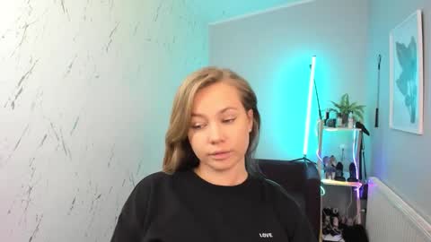 Snapshot of holly_bb95 chatting on October 6, 5:20 pm Holly online show from October 6, 5:20 pm