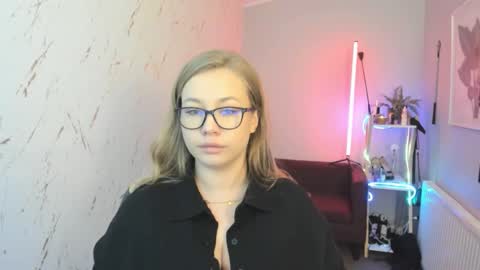 Snapshot of holly_bb95 chatting on October 8, 7:42 pm Holly online show from October 8, 7:42 pm