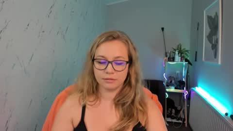 Snapshot of holly_bb95 chatting on September 23, 5:52 pm Holly online show from September 23, 5:52 pm