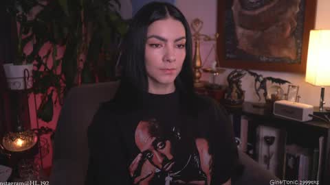 Holly Linder online show from April 4, 2:07 am