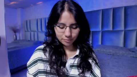 hollypeach_ online show from March 8, 5:50 pm