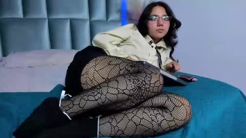 hollypeach_ online show from November 19, 8:29 pm