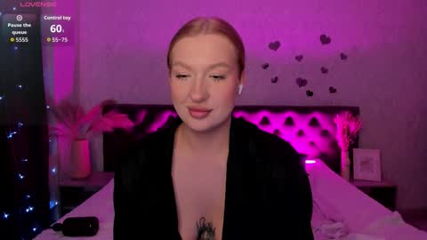 Snapshot of hollyylee chatting on October 13, 2:35 am Emma online show from October 13, 2:35 am