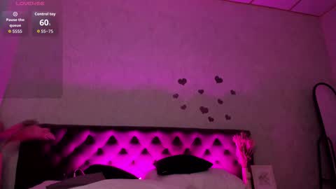 Snapshot of hollyylee chatting on October 12, 2:26 am Emma online show from October 12, 2:26 am