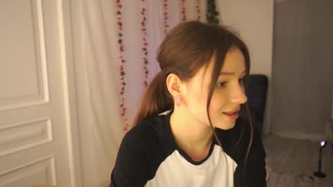 Snapshot of honey_pixie chatting on March 5, 11:05 pm honey_pixie online show from March 5, 11:05 pm