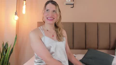 Snapshot of honeygray02 chatting on October 15, 12:28 pm honeygray02 online show from October 15, 12:28 pm