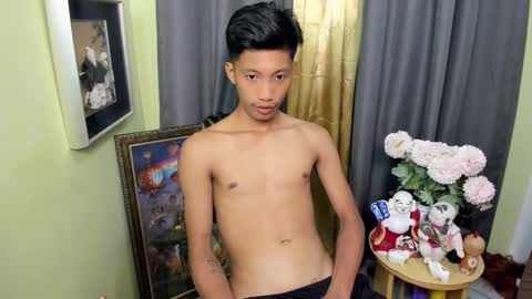 Snapshot of horny_asianmoreno chatting on March 4, 11:40 am ROGER online show from March 4, 11:40 am