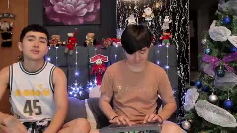 Alex and Camilo online show from December 7, 9:50 pm