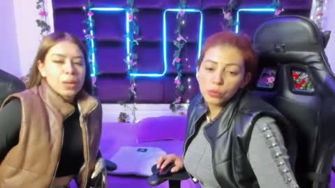 Snapshot of hornyy_mom chatting on February 15, 12:33 pm hornyy mom online show from February 15, 12:33 pm