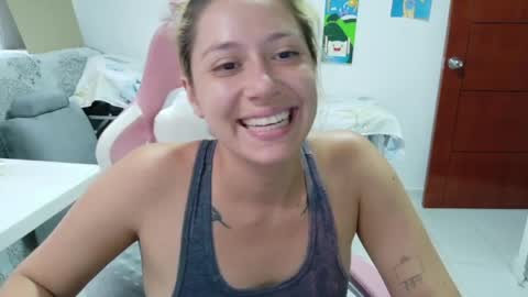 Mia online show from May 7, 8:04 pm