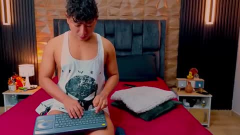 Snapshot of hotfuckers4uu chatting on October 20, 2:33 pm felipe marcello online show from October 20, 2:33 pm