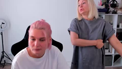 Nessie and Jessie online show from September 26, 10:34 am