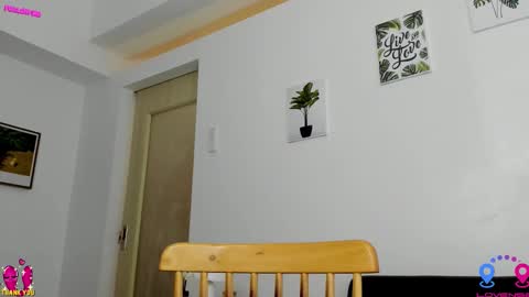 Snapshot of hottycrishinaxx chatting on October 7, 8:32 am crishinahotty online show from October 7, 8:32 am