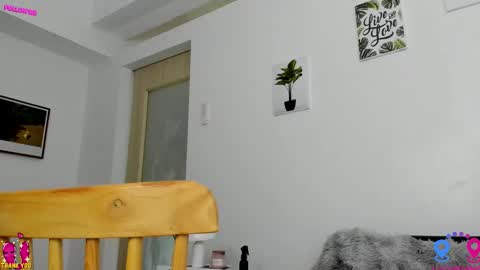 Snapshot of hottycrishinaxx chatting on September 10, 5:30 am crishinahotty online show from September 10, 5:30 am