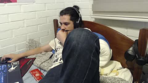 Snapshot of hungweeb chatting on December 12, 3:43 am Rod online show from December 12, 3:43 am
