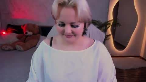 Hwasa online show from March 6, 9:47 pm