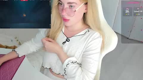 HiI am  EvaPVT is open  online show from October 10, 3:18 pm