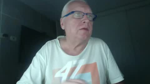 Snapshot of icebeaer chatting on March 3, 12:04 am icebeaer online show from March 3, 12:04 am