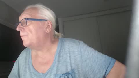 Snapshot of icebeaer chatting on February 10, 1:46 am icebeaer online show from February 10, 1:46 am
