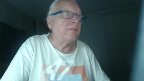 Snapshot of icebeaer chatting on February 25, 3:31 am icebeaer online show from February 25, 3:31 am