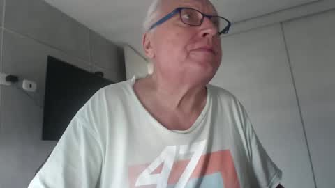 Snapshot of icebeaer chatting on March 3, 1:34 pm icebeaer online show from March 3, 1:34 pm