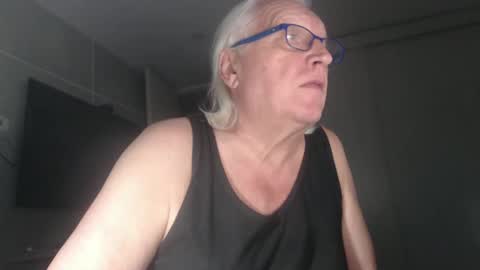 Snapshot of icebeaer chatting on February 3, 12:04 am icebeaer online show from February 3, 12:04 am