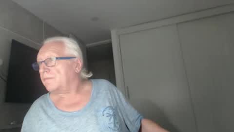 Snapshot of icebeaer chatting on February 15, 4:03 am icebeaer online show from February 15, 4:03 am