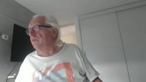 Snapshot of icebeaer chatting on February 27, 6:53 pm icebeaer online show from February 27, 6:53 pm