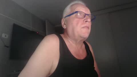 Snapshot of icebeaer chatting on January 30, 3:55 am icebeaer online show from January 30, 3:55 am