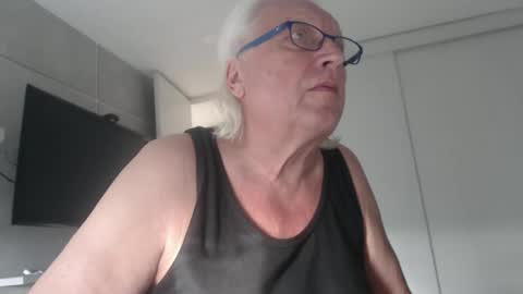 Snapshot of icebeaer chatting on February 1, 9:51 pm icebeaer online show from February 1, 9:51 pm