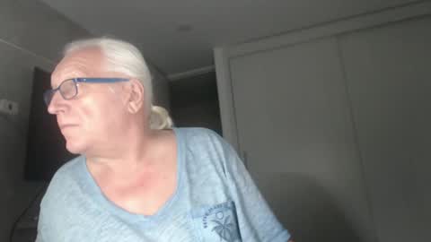 Snapshot of icebeaer chatting on February 17, 1:25 am icebeaer online show from February 17, 1:25 am