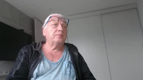 Snapshot of icebeaer chatting on February 17, 10:49 pm icebeaer online show from February 17, 10:49 pm