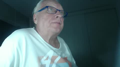Snapshot of icebeaer chatting on February 26, 3:14 am icebeaer online show from February 26, 3:14 am