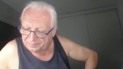 Snapshot of icebeaer chatting on February 7, 2:40 am icebeaer online show from February 7, 2:40 am