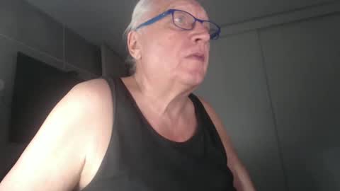 Snapshot of icebeaer chatting on February 21, 2:17 am icebeaer online show from February 21, 2:17 am