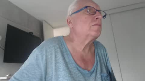 Snapshot of icebeaer chatting on February 14, 2:23 pm icebeaer online show from February 14, 2:23 pm