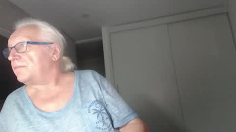 Snapshot of icebeaer chatting on February 20, 2:07 am icebeaer online show from February 20, 2:07 am