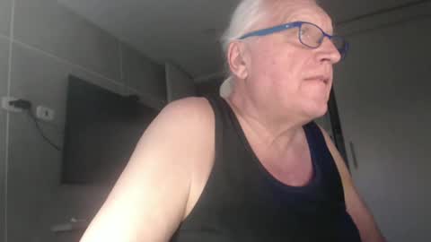 Snapshot of icebeaer chatting on January 30, 11:24 pm icebeaer online show from January 30, 11:24 pm