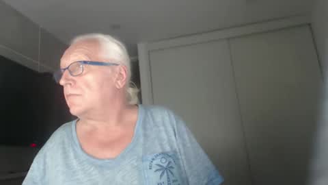 Snapshot of icebeaer chatting on February 9, 1:33 am icebeaer online show from February 9, 1:33 am