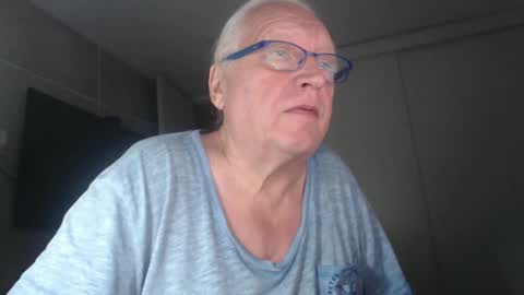 Snapshot of icebeaer chatting on February 14, 2:50 am icebeaer online show from February 14, 2:50 am