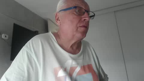 Snapshot of icebeaer chatting on February 27, 3:48 pm icebeaer online show from February 27, 3:48 pm