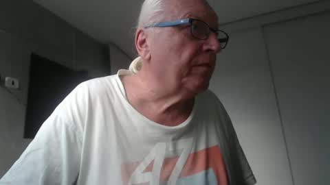 Snapshot of icebeaer chatting on February 26, 10:47 pm icebeaer online show from February 26, 10:47 pm