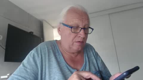 Snapshot of icebeaer chatting on February 10, 3:21 pm icebeaer online show from February 10, 3:21 pm