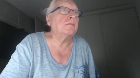 Snapshot of icebeaer chatting on February 19, 12:46 am icebeaer online show from February 19, 12:46 am